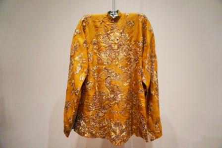 Art d installation multimédia une collection d’anciens áo dài exposée à Hanoi